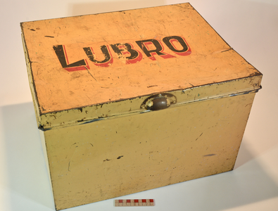 878223 Afbeelding van een groot blik dat gebruikt werd voor het transport van koek en beschuit op de broodkarren van ...